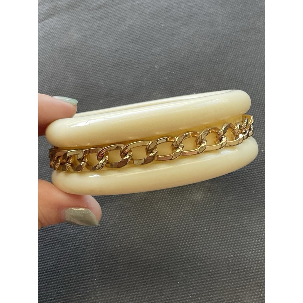 Vintage chunky beige acrylic bangle bracelet Gold Tone Chain Inlay Estate Jewelr